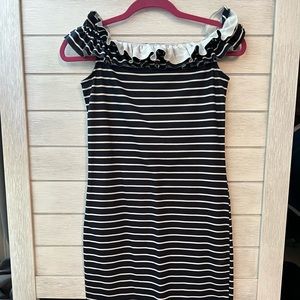 Cute dress you can wear shoulders on/off. Size medium- worn once.
